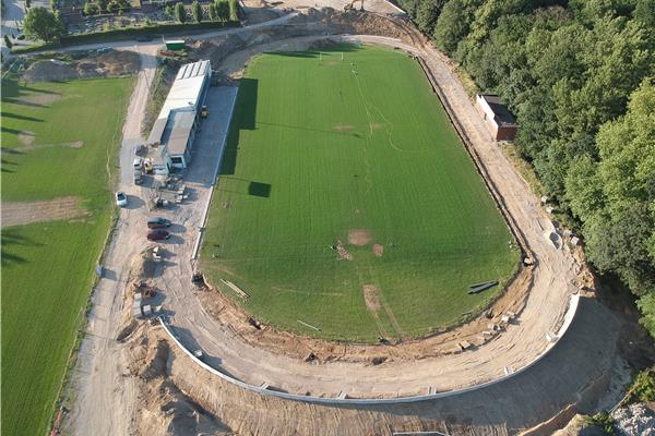 Aanleg wielerpiste en kunstgras voetbalveld - Sportinfrabouw NV